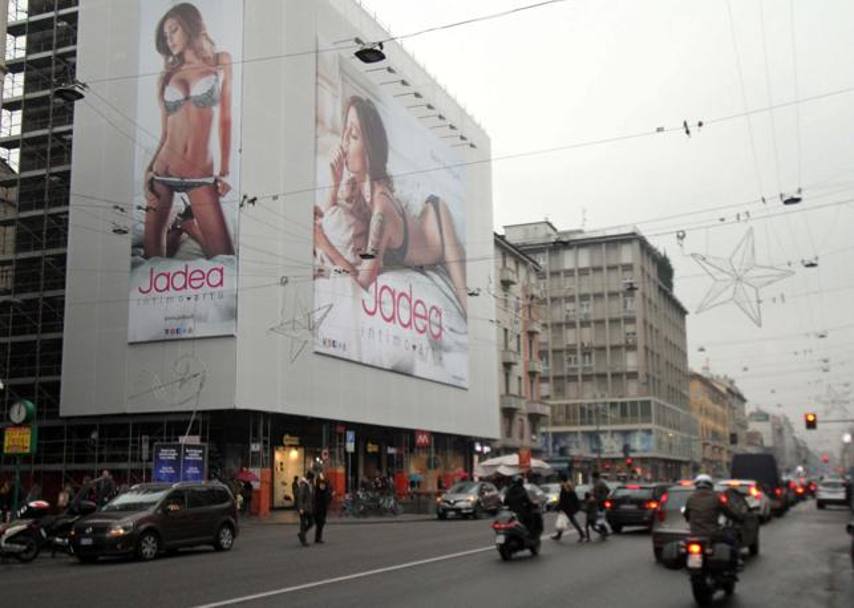 I cartelloni incriminati di Corso Buenos Aires, a Milano